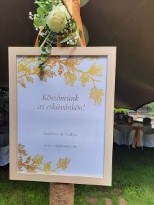 Elegáns esküvő elegáns esküvősátorban különleges dekorációval, ha biztonságban szeretnéd tudni szabadtéri rendezvényed, a sátorkölcsönzés lehet megoldás.