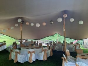 A színes lampionok egy elegáns esküvőt is finoman feldobnak, nagyon szép dekoráció a NOMADIK rendezvénysátorban, ha tényleg szép esküvősátor az álmod.