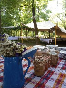 Biztonságos esküvő közel a természethez NOMADIK stretch sátorban, rendezvénysátor bérlése és vásárlása is lehetséges a Nomad Tent Kft.-nél.
