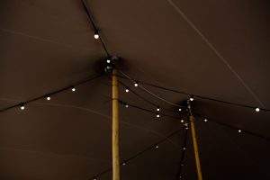 Az esküvői dekoráció is csodaszép egy különleges NOMADIK stretch rendezvénysátorban, sátorkölcsönzés vagy sátor vásárlás esetén is örömmel segítünk.